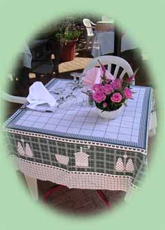 Petite table avec de jolies roses