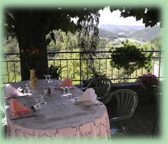 Table sur la terrasse